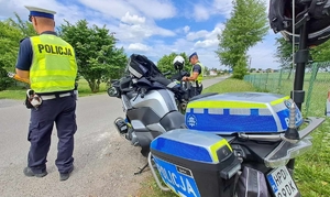 Zdjęcie policjantów i motocykli