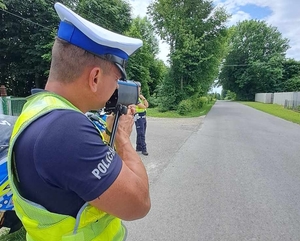 Policjant mierzy prędkość miniaturka