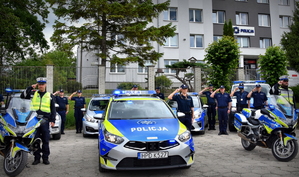 Zdjęcie policjantów i radiowozów