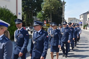 Zdjęcie maszerujących policjantów