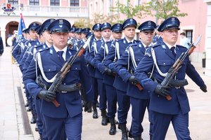 Zdjęcie maszerujących policjantów