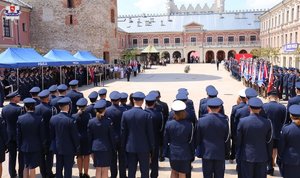 Zdjęcie policjantów na placu zamkowym