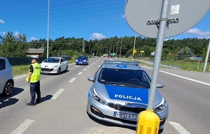 Policjanci sprawdzają stan trzeźwości kierowcy