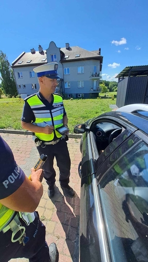 Policjanci sprawdzają stan trzeźwości kierowcy