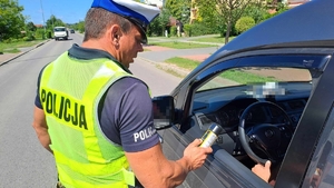 Policjanci sprawdzają stan trzeźwości kierowcy