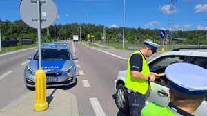 Policjanci sprawdzają stan trzeźwości kierowcy