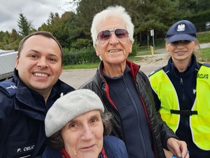 Zdjęcie seniorów i policjantów