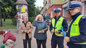 Policjanci i mieszkańcy z odblaskami