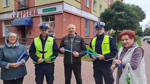 Policjanci wręczają odblaski mieszkańcom