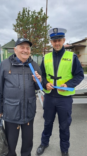 policjant i senior z odblaskami