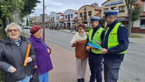 Policjanci wręczają odblaski seniorom