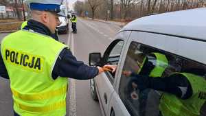 Policjant daje skrobaczkę