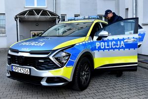 Policjant wchodzi do radiowozu