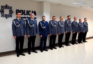 Policjanci przy napisie Policja