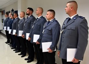 Policjanci z rozkazami w rękach