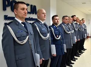 Widok z boku na policjantów awansowanych