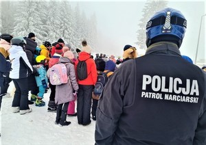 Zdjęcie policjanta w górach