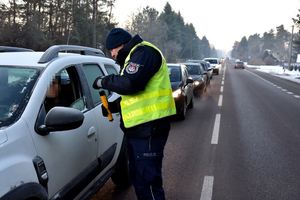 Policjant z alkotestem