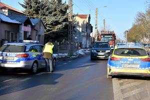 Policjanci pracujący na miejscu zdarzenia