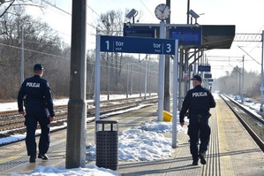 Policjanci na peronie