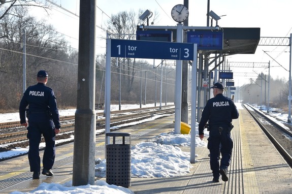 Policjanci na peronie