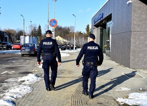 Policjanci idą w stronę dworca