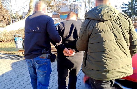 Zdjęcie policjantów i zatrzymanego mężczyzny