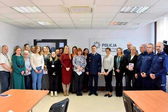 Zdjęcie pracowników i policjantów