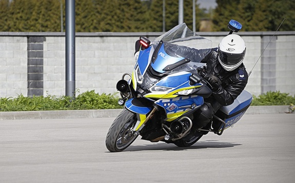 policjant na motocyklu