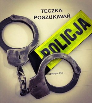 akta, napis policja oraz kajdanki
