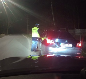 zdjęcie przedstawia policjantkę podczas kontroli drogowej