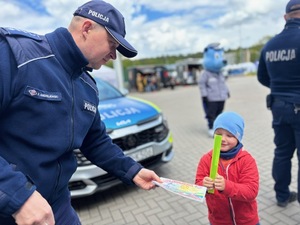 policjant wręcza odblaski