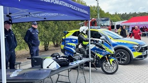 stoisko z motocyklem