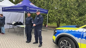 prezentacja stoiska wraz z Komendantem i policjantką