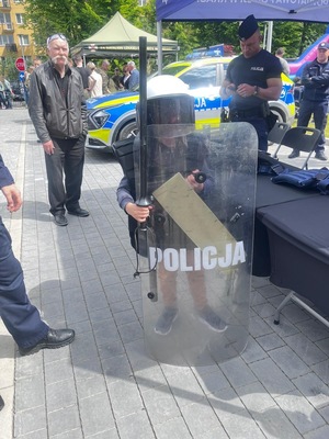 dziecko w stroju policjanta