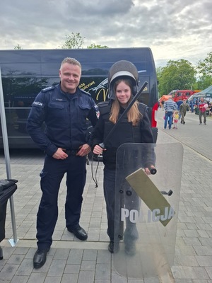 funkcjonariusz policji prezentujący sprzęt taktyczny