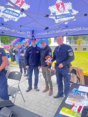 zainteresowane osoby przy stoisku policji wraz z I Zastępca Komendanta Powiatowego Policji w Kraśniku