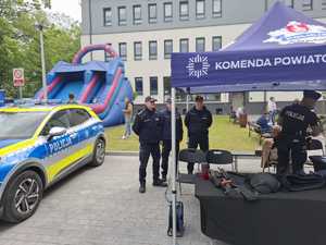 zastępca komendanta z funkcjonariuszami