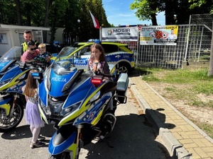 dzieci na motocyklu