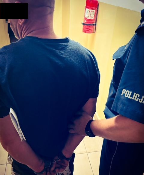 zatrzymany 48-latek prowadzony przez policjanta