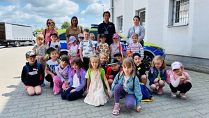 pamiątkowe zdjęcie przy radiowozie