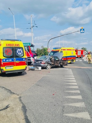wypadek Kraśnik- Spławy , samochód koloru szarego oraz pojazdy służb ratunkowych