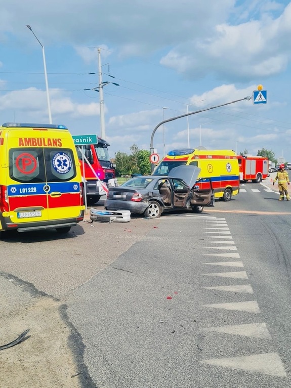 wypadek Kraśnik- Spławy , samochód koloru szarego oraz pojazdy służb ratunkowych