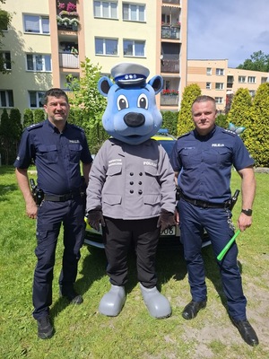 policjanci  i maskotka