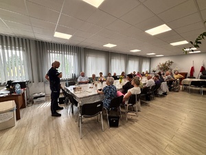 pierwsza grupa seniorów na debacie