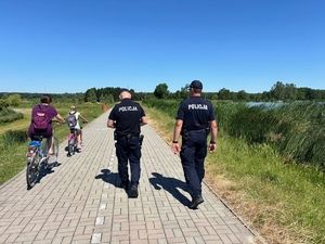 patrol pieszy policji nad zalewem