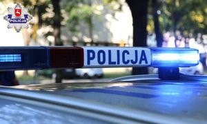 napis policja na radiowozie