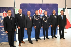 kadra kierownicza policji wraz z emerytowanymi policjantami