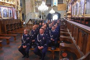policjanci podczas mszy świętej