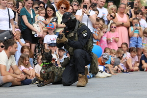 policjant i pies służbowy